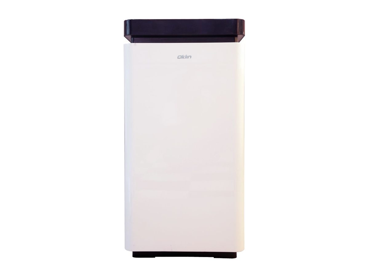 Compostera eléctrica Oklin GG-02, un gabinete blanco de mesada con tapa negra